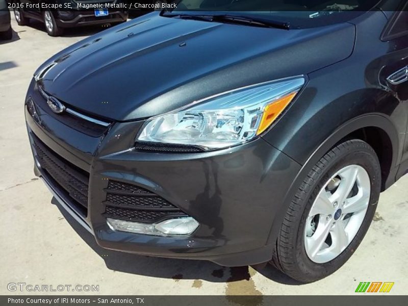 Magnetic Metallic / Charcoal Black 2016 Ford Escape SE