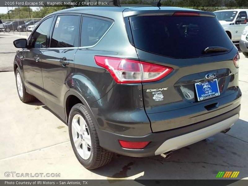 Magnetic Metallic / Charcoal Black 2016 Ford Escape SE