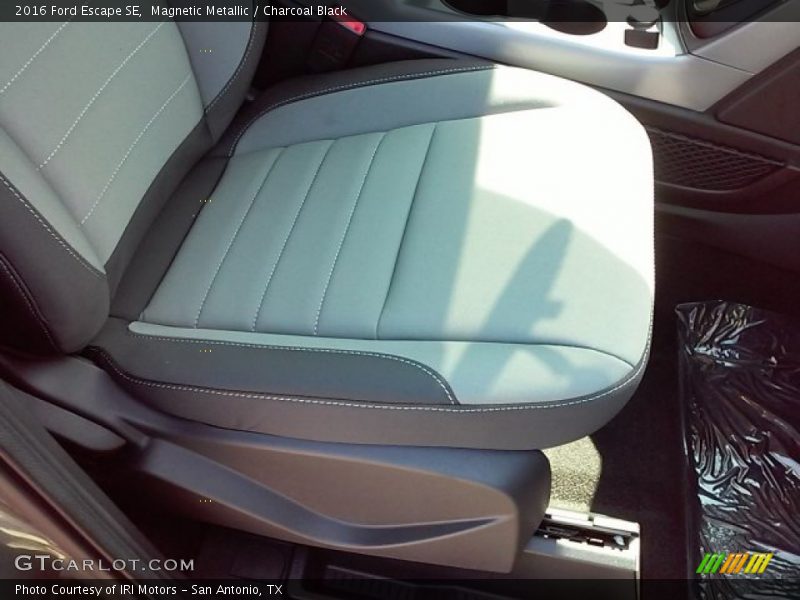 Magnetic Metallic / Charcoal Black 2016 Ford Escape SE