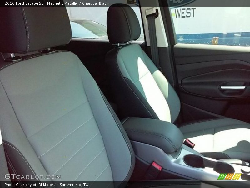 Magnetic Metallic / Charcoal Black 2016 Ford Escape SE