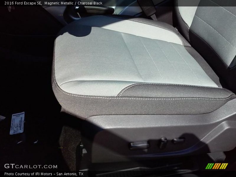 Magnetic Metallic / Charcoal Black 2016 Ford Escape SE
