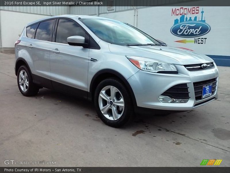 Ingot Silver Metallic / Charcoal Black 2016 Ford Escape SE