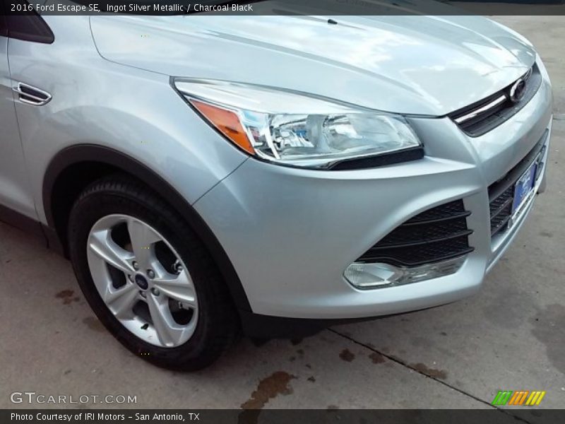 Ingot Silver Metallic / Charcoal Black 2016 Ford Escape SE