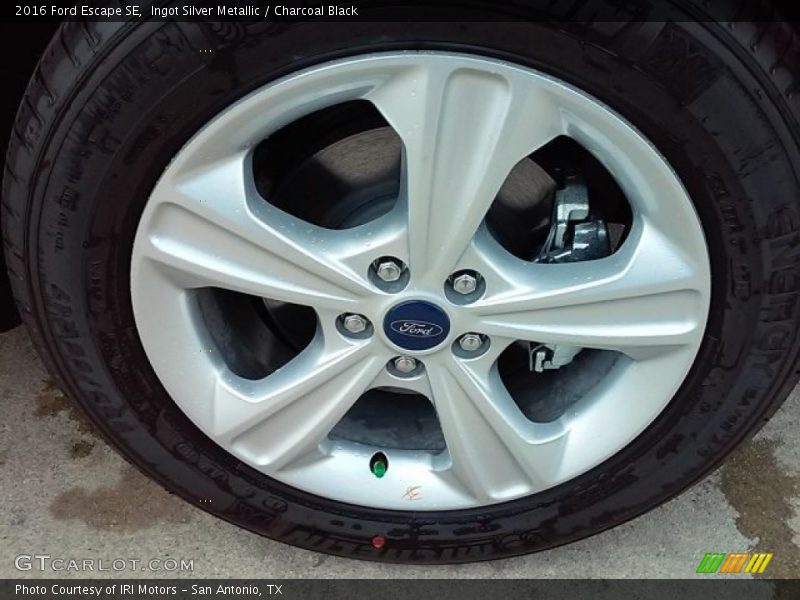 Ingot Silver Metallic / Charcoal Black 2016 Ford Escape SE