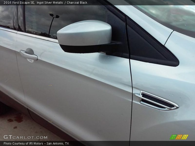 Ingot Silver Metallic / Charcoal Black 2016 Ford Escape SE