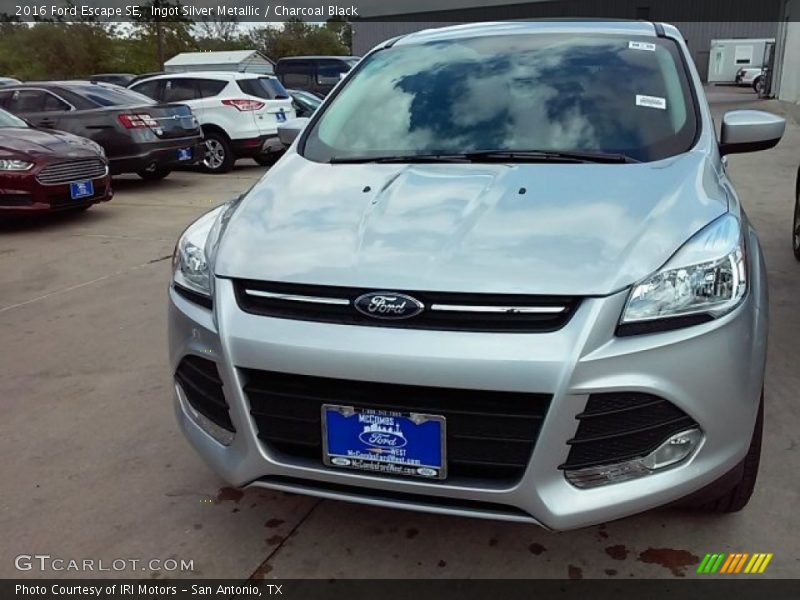 Ingot Silver Metallic / Charcoal Black 2016 Ford Escape SE