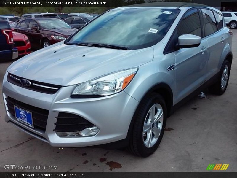 Ingot Silver Metallic / Charcoal Black 2016 Ford Escape SE