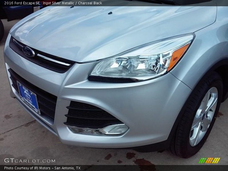 Ingot Silver Metallic / Charcoal Black 2016 Ford Escape SE