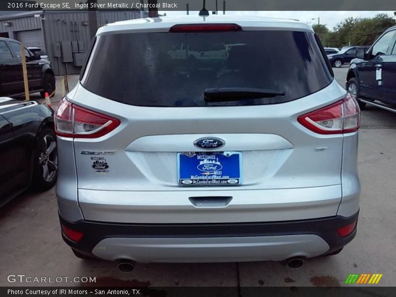 Ingot Silver Metallic / Charcoal Black 2016 Ford Escape SE