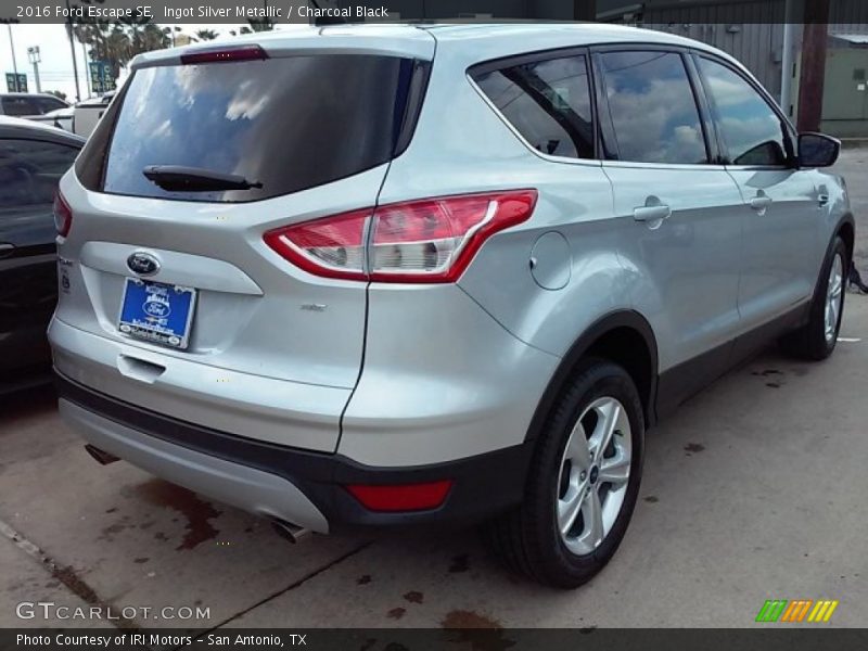 Ingot Silver Metallic / Charcoal Black 2016 Ford Escape SE