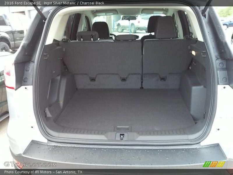 Ingot Silver Metallic / Charcoal Black 2016 Ford Escape SE