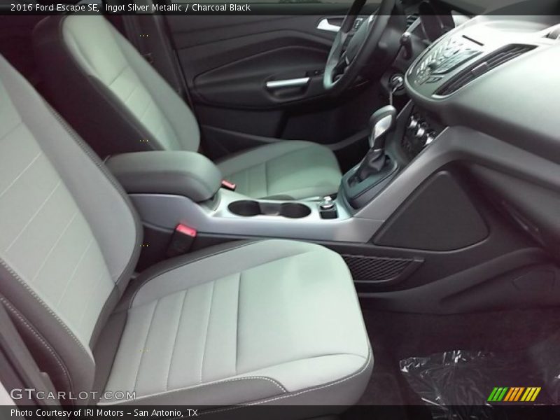 Ingot Silver Metallic / Charcoal Black 2016 Ford Escape SE
