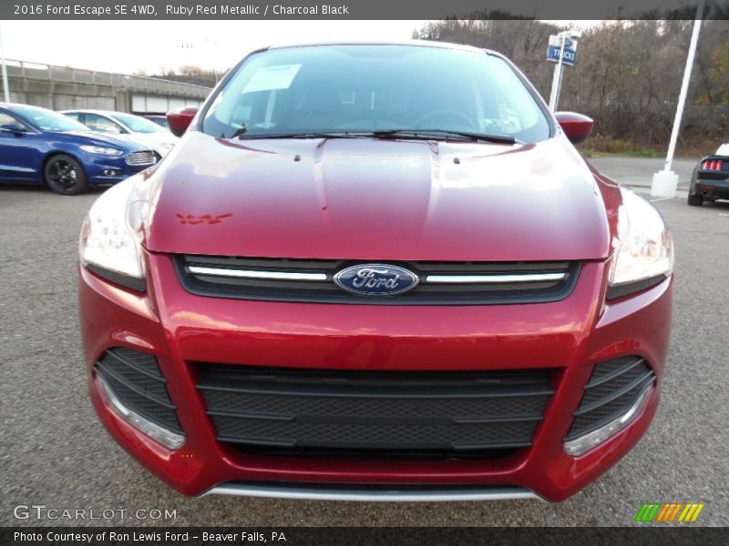 Ruby Red Metallic / Charcoal Black 2016 Ford Escape SE 4WD