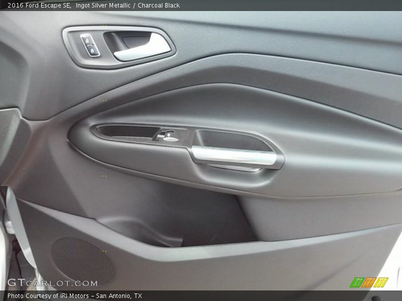 Ingot Silver Metallic / Charcoal Black 2016 Ford Escape SE