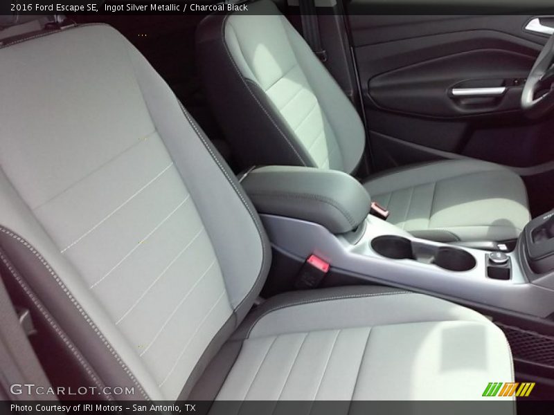 Ingot Silver Metallic / Charcoal Black 2016 Ford Escape SE