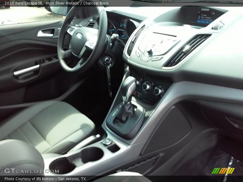 Ingot Silver Metallic / Charcoal Black 2016 Ford Escape SE