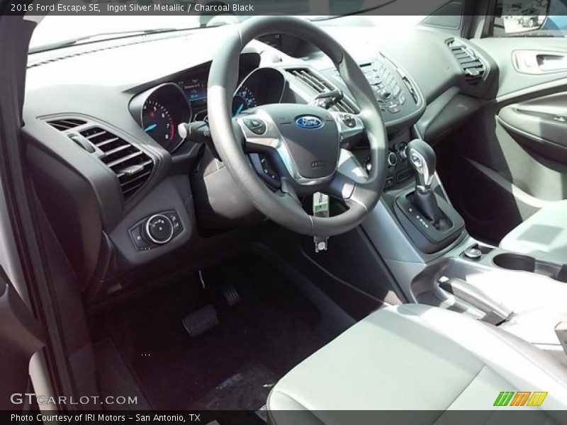 Ingot Silver Metallic / Charcoal Black 2016 Ford Escape SE