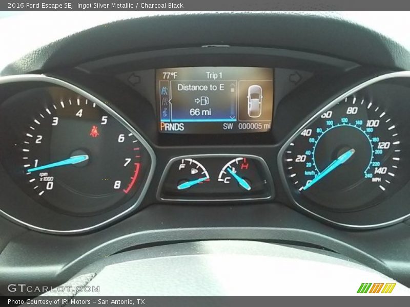 Ingot Silver Metallic / Charcoal Black 2016 Ford Escape SE