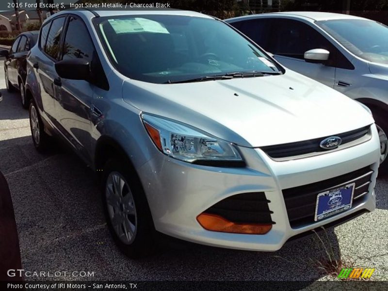 Ingot Silver Metallic / Charcoal Black 2016 Ford Escape S