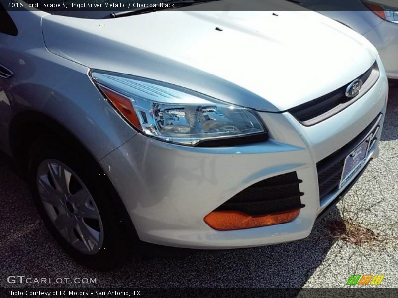 Ingot Silver Metallic / Charcoal Black 2016 Ford Escape S