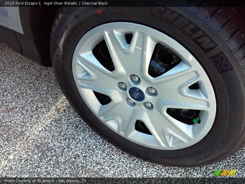Ingot Silver Metallic / Charcoal Black 2016 Ford Escape S