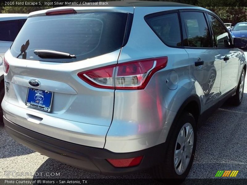 Ingot Silver Metallic / Charcoal Black 2016 Ford Escape S
