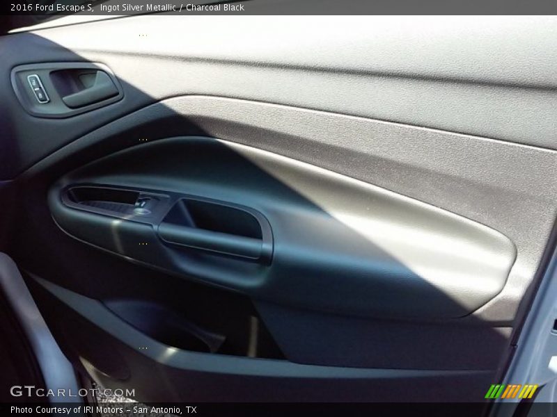 Ingot Silver Metallic / Charcoal Black 2016 Ford Escape S
