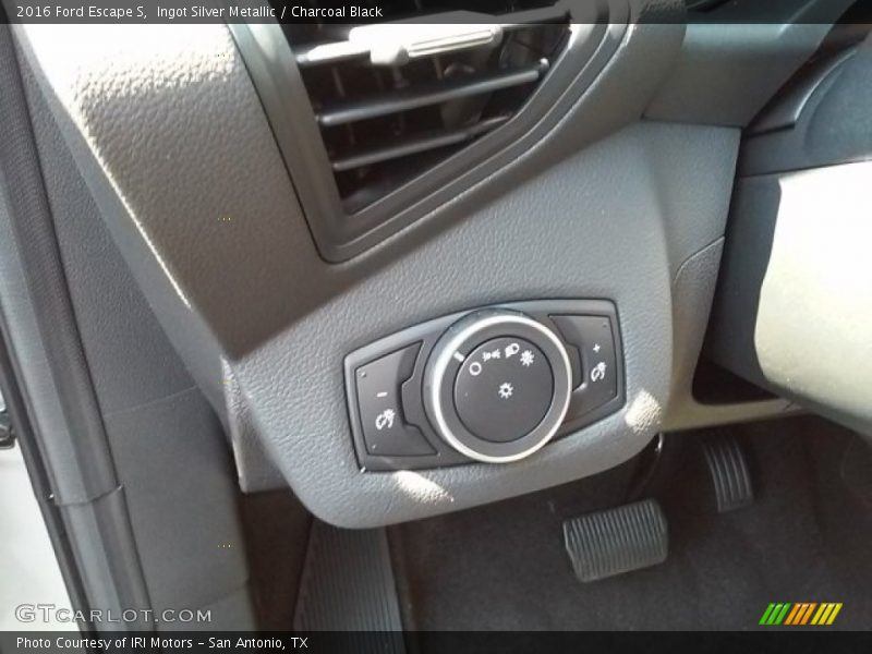 Ingot Silver Metallic / Charcoal Black 2016 Ford Escape S