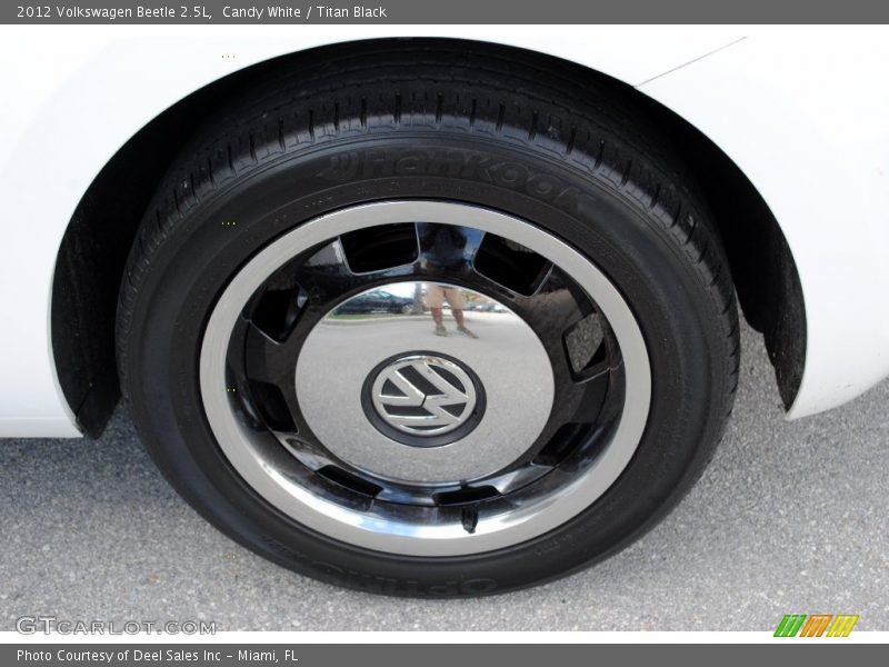 Candy White / Titan Black 2012 Volkswagen Beetle 2.5L