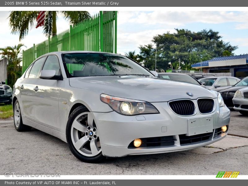 Front 3/4 View of 2005 5 Series 525i Sedan