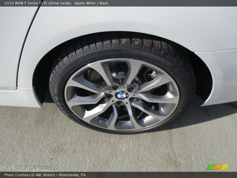 Alpine White / Black 2016 BMW 5 Series 528i xDrive Sedan