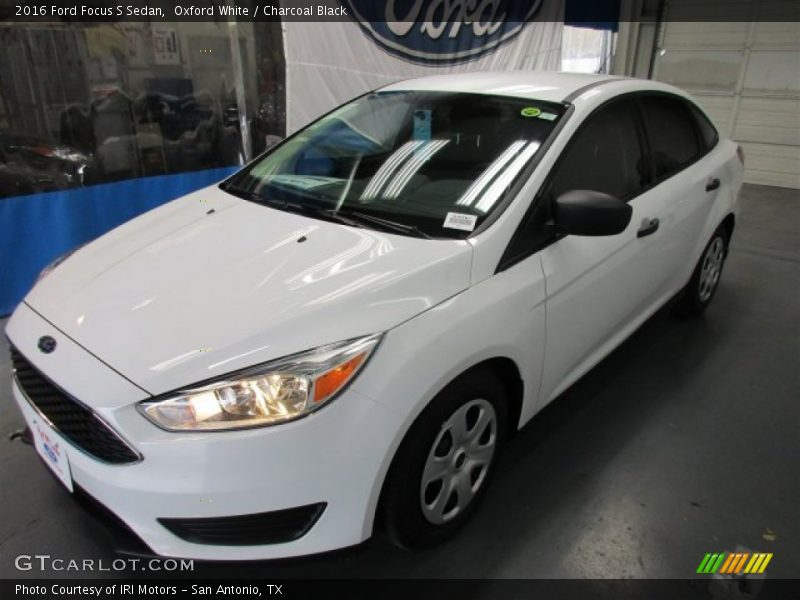 Oxford White / Charcoal Black 2016 Ford Focus S Sedan