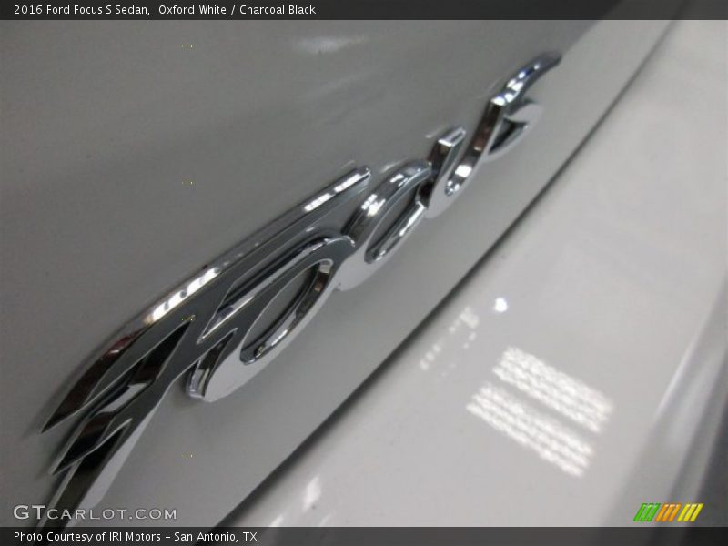 Oxford White / Charcoal Black 2016 Ford Focus S Sedan