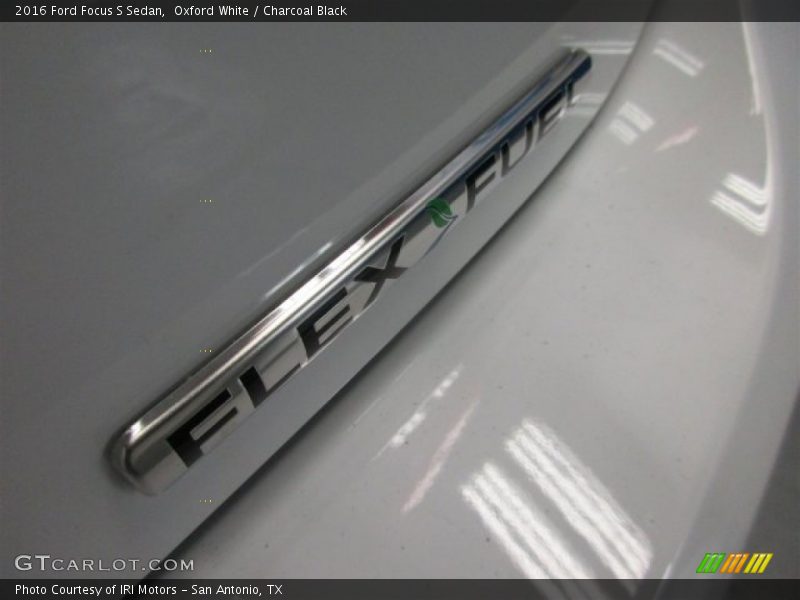 Oxford White / Charcoal Black 2016 Ford Focus S Sedan