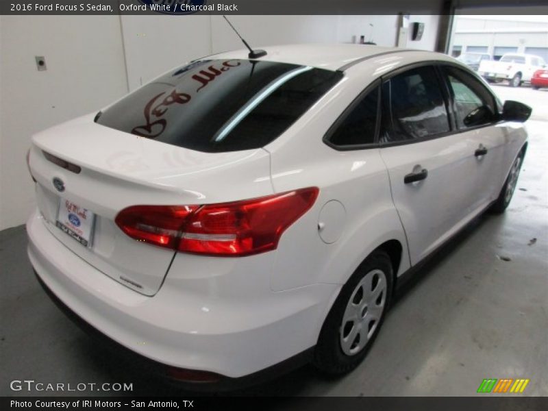 Oxford White / Charcoal Black 2016 Ford Focus S Sedan