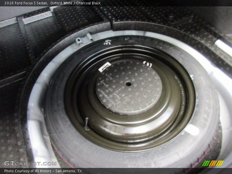 Oxford White / Charcoal Black 2016 Ford Focus S Sedan