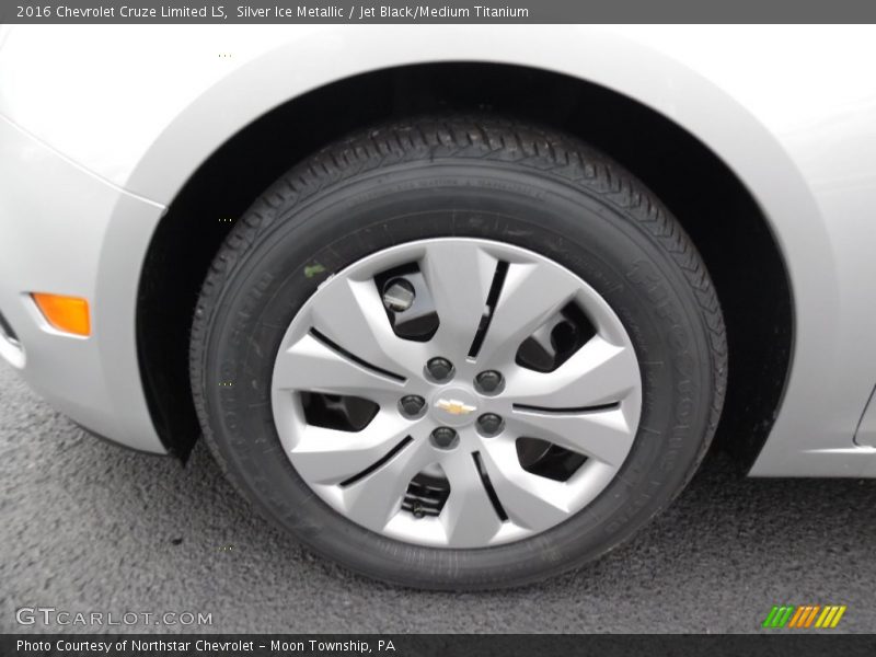 Silver Ice Metallic / Jet Black/Medium Titanium 2016 Chevrolet Cruze Limited LS