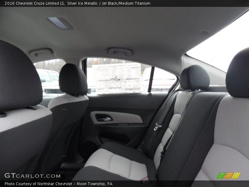Silver Ice Metallic / Jet Black/Medium Titanium 2016 Chevrolet Cruze Limited LS