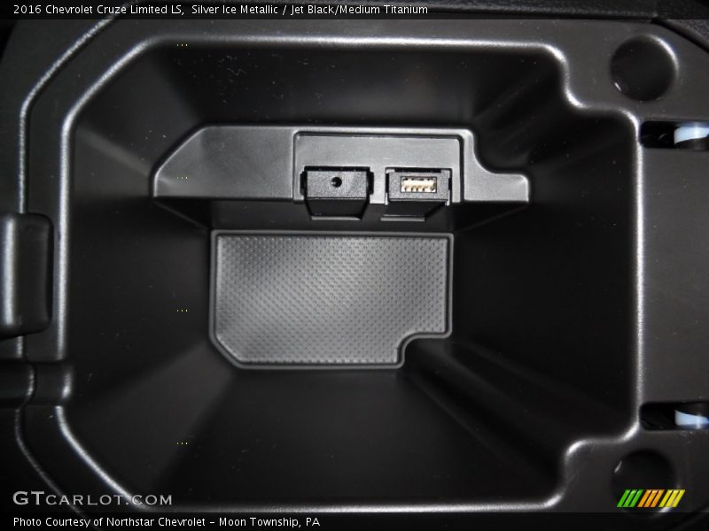 Silver Ice Metallic / Jet Black/Medium Titanium 2016 Chevrolet Cruze Limited LS