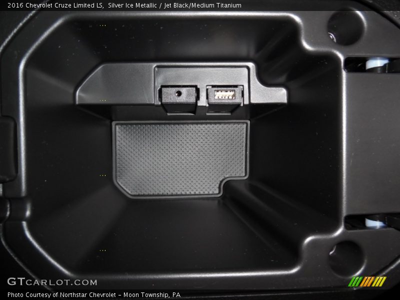 Silver Ice Metallic / Jet Black/Medium Titanium 2016 Chevrolet Cruze Limited LS