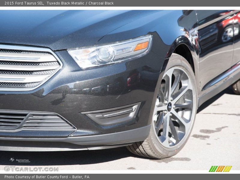 Tuxedo Black Metallic / Charcoal Black 2015 Ford Taurus SEL