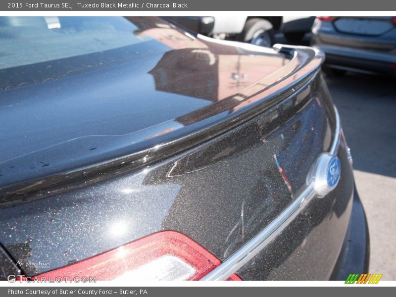Tuxedo Black Metallic / Charcoal Black 2015 Ford Taurus SEL