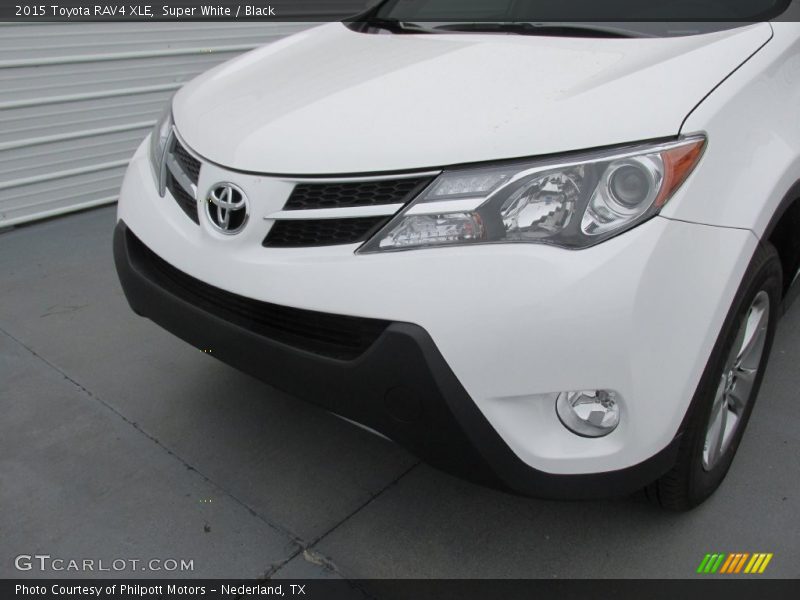 Super White / Black 2015 Toyota RAV4 XLE
