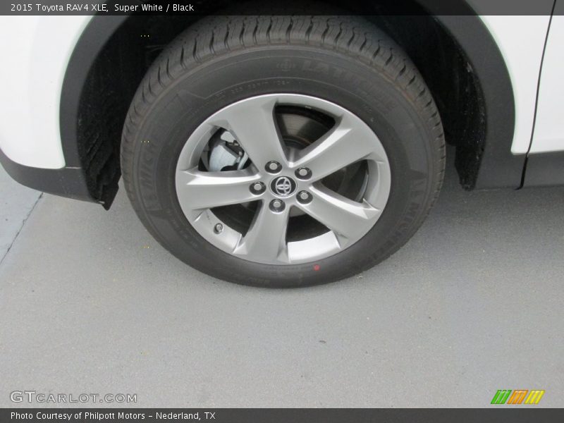 Super White / Black 2015 Toyota RAV4 XLE