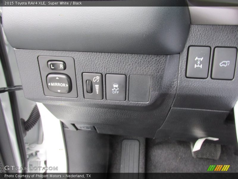 Super White / Black 2015 Toyota RAV4 XLE