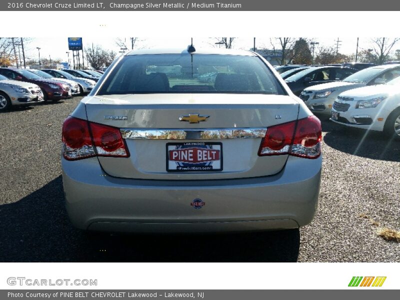 Champagne Silver Metallic / Medium Titanium 2016 Chevrolet Cruze Limited LT