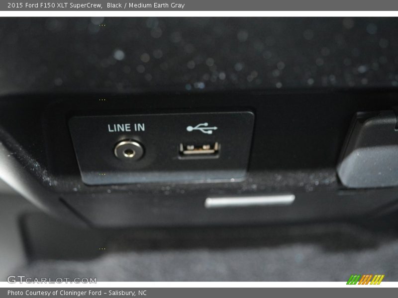 Black / Medium Earth Gray 2015 Ford F150 XLT SuperCrew