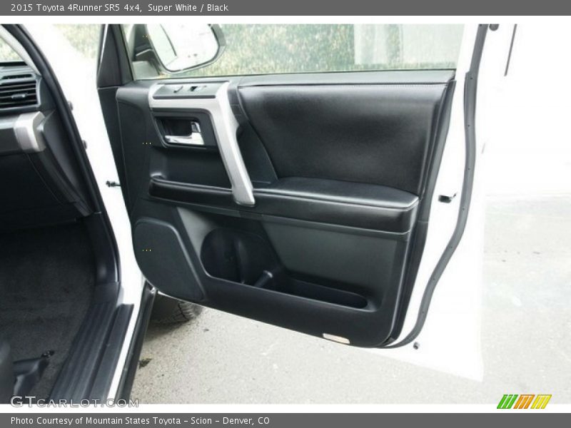 Super White / Black 2015 Toyota 4Runner SR5 4x4