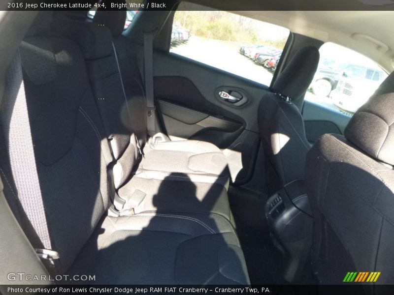Bright White / Black 2016 Jeep Cherokee Latitude 4x4