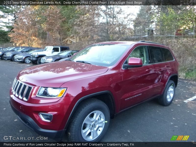 Front 3/4 View of 2015 Grand Cherokee Laredo 4x4